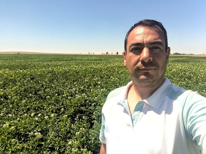 Alberto Iglesias, un agricultor de Cantalapiedra que trabaja de madrugada para combatir el sofocante calor: "Hay que ser camaleónico" | Imagen 1