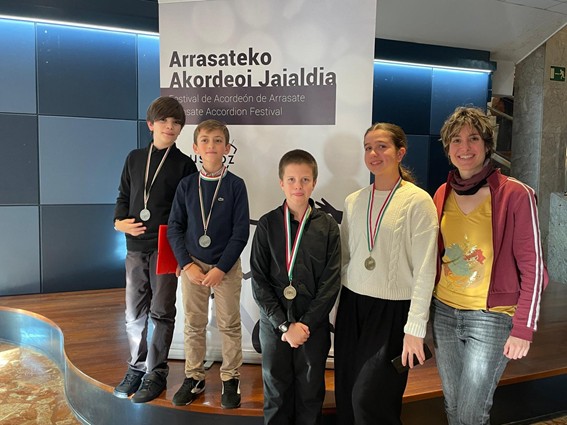 Gabriel Domínguez y la Escuela Municipal de Música logran premios en los certámenes de acordeón de Mondragón | Imagen 1