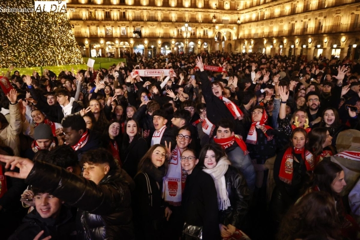 FOTOS Y V&Iacute;DEO de la explosi&oacute;n de j&uacute;bilo en la Plaza Mayor de Salamanca para recibir el nuevo a&ntilde;o universitario | Imagen 7