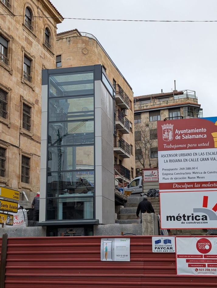 Avanza la instalación del ascensor de La Riojana con su característica cabina panorámica | Imagen 1