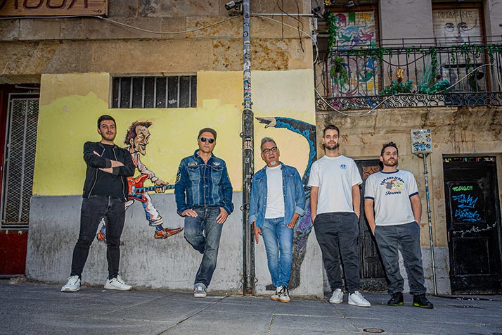 La banda de Juanjo Valle posa en Salamanca