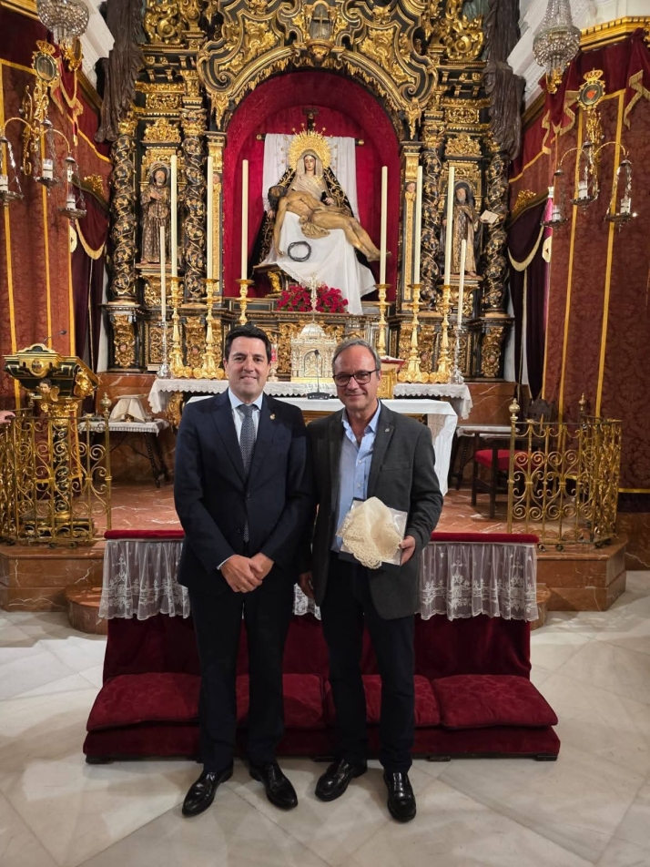 La Hermandad del Baratillo de Sevilla obsequia con un pañuelo del siglo XIX a la Esperanza de Salamanca | Imagen 1