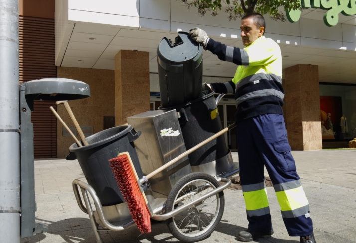 Bienvenido Herrero, tres décadas velando por la limpieza de Salamanca: "La educación de la gente es brutal" | Imagen 2
