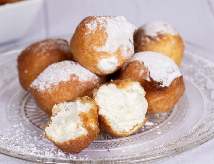 María Ángeles Hernández: "Nuestra masa de buñuelo es tan fina que la cortamos a mano" | Imagen 1