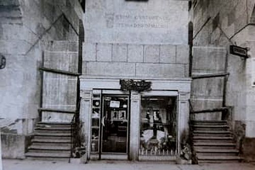 La historia de la escalera salmantina que fue transformada en urinario, tienda y oficina de turismo | Imagen 1