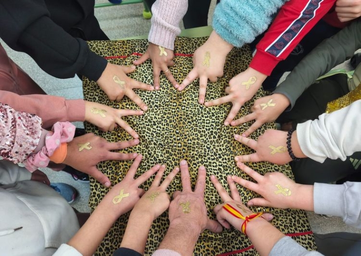El CEIP Santa Teresa se ti&ntilde;e de dorado por el c&aacute;ncer infantil | Imagen 1