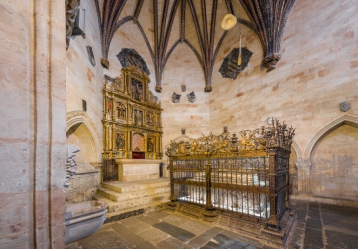 La Catedral de Salamanca estrena una visita guiada por sus tumbas episcopales hist&oacute;ricas | Imagen 1