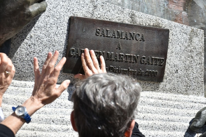 Leyendo a Carmen Mart&iacute;n Gaite con las manos | Imagen 1