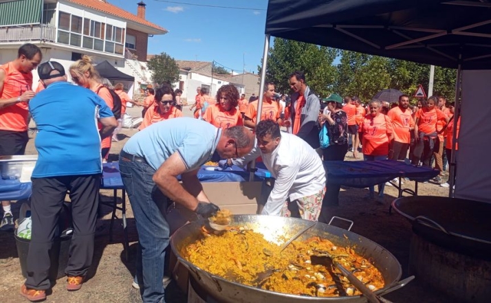 Peñarandilla se vuelca con la Piel de Mariposa en una carrera benéfica que congrega a más de 800 personas | Imagen 1
