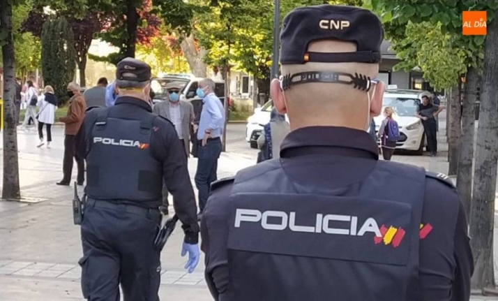 Foto 1 - La Policía Nacional salva la vida a una persona que se encontraba tendida en las vías del tren en Ávila