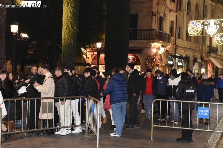 FOTOS Y V&Iacute;DEO de la explosi&oacute;n de j&uacute;bilo en la Plaza Mayor de Salamanca para recibir el nuevo a&ntilde;o universitario | Imagen 3