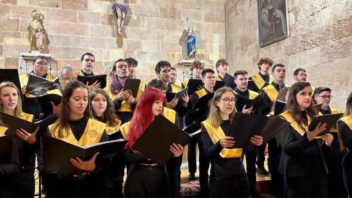 El Coro Tomás Luis de Victoria emociona a La Vellés en un entrañable recital navideño | Imagen 1