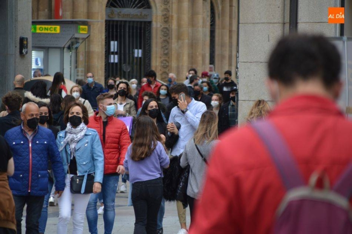Foto de archivo de gente paseando por Salamanca