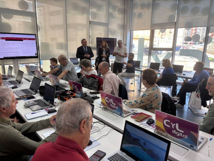 El viceconsejero de Transformación Digital, Luis Enrique Ortega, ha visitado el espacio CyL Digital en Salamanca. Foto JCyL