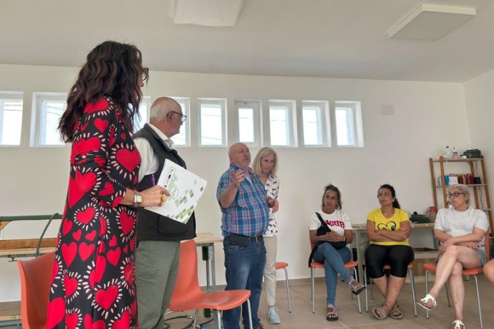 La tradici&oacute;n de la tapicer&iacute;a revive en Torrej&oacute;n de Alba con un curso de formaci&oacute;n | Imagen 1