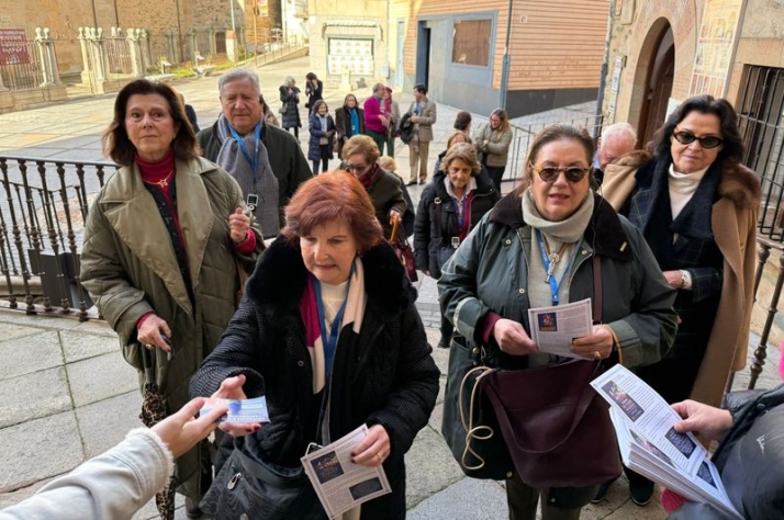 La Diputaci&oacute;n de la Grandeza visita la muestra 'De Claris Mulieribus' | Imagen 1