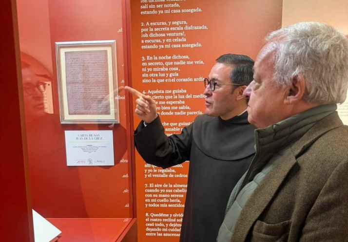 Santonja recorre en Alba de Tormes la gran exposici&oacute;n de los Centenarios Sanjuanistas | Imagen 1