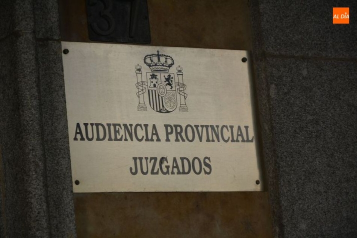 Placa a la entrada de la Audiencia Provincial de Salamanca