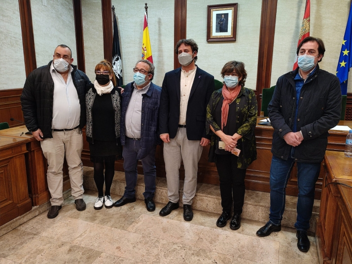Foto 1 - Los concejales Elena Martín y José María Muñoz presentan su dimisión en el Ayuntamiento de Béjar