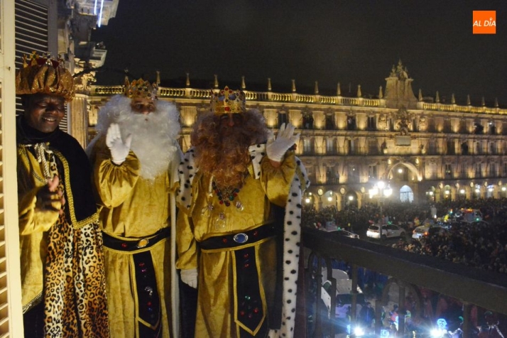 Foto de archivo de una edición anterior de la Cabalgata de Reyes en Salamanca, cuando pasaba por la Plaza Mayor