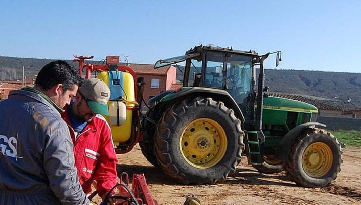 Jóvenes agricultores en una explotación de Castilla y León. Foto de archivo de ASAJA