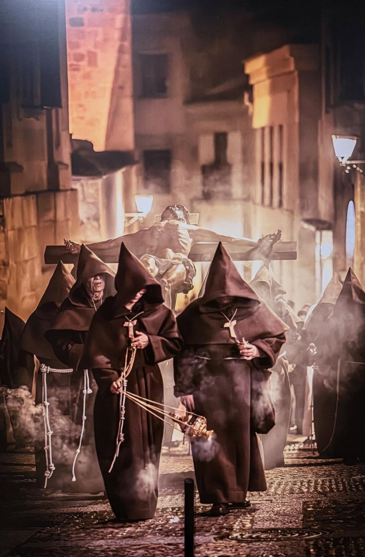 FOTOS | Una imagen de la procesi&oacute;n de la Hermandad Universitaria anunciar&aacute; la Semana Santa de Salamanca 2026 | Imagen 2