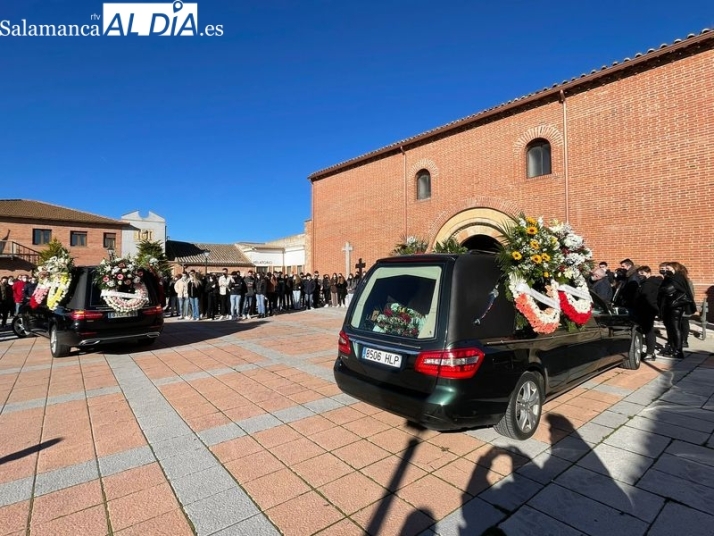 Foto 1 - El obispo envía un emotivo mensaje en el funeral por el joven Iván Díaz