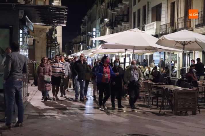 Gente paseando por las calles de Salamanca | Archivo