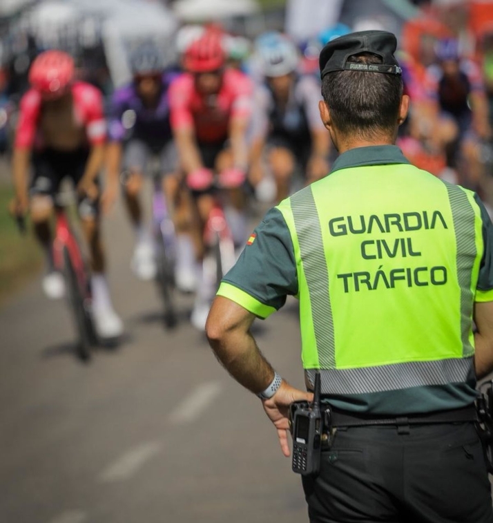 M&aacute;s de 200 agentes, un helic&oacute;ptero y drones para blindar el final de etapa de La Vuelta en Guijuelo | Imagen 2
