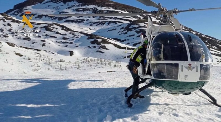 Helicóptero de  la Guardia Civil que rescató el cuerpo sin vida del montañero accidentado en el Pico Murcia (Palencia)