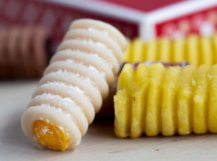 María Ángeles Hernández: "Nuestra masa de buñuelo es tan fina que la cortamos a mano" | Imagen 2