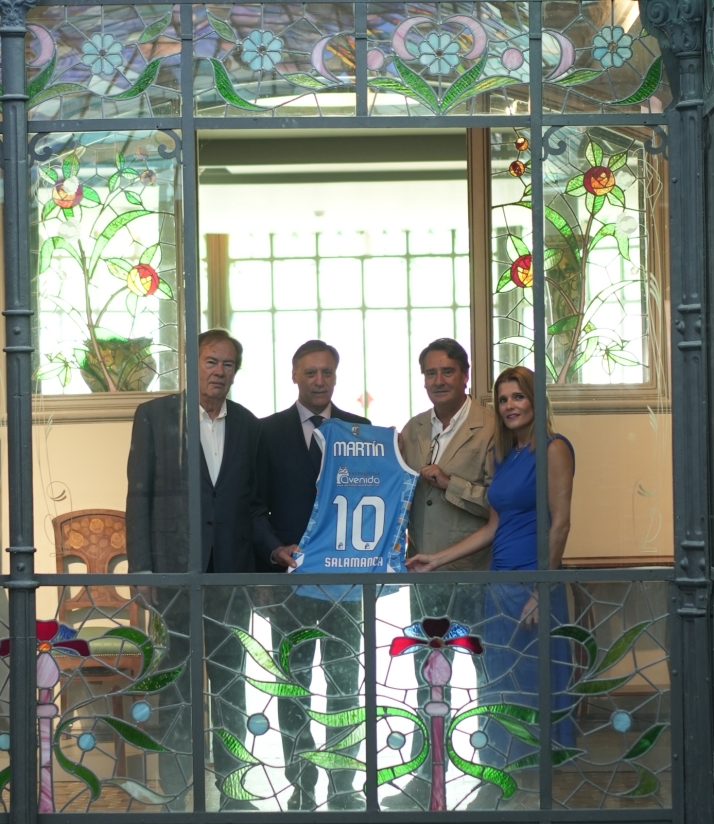 V&Iacute;DEO | Las nuevas equipaciones de Perfumer&iacute;as Avenida est&aacute;n inspiradas en las vidrieras de la Casa Lis | Imagen 1