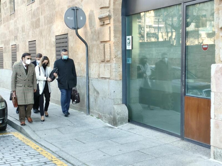 Representantes y letrados del PP de Salamanca a su llegada a los Juzgados. Foto: EP