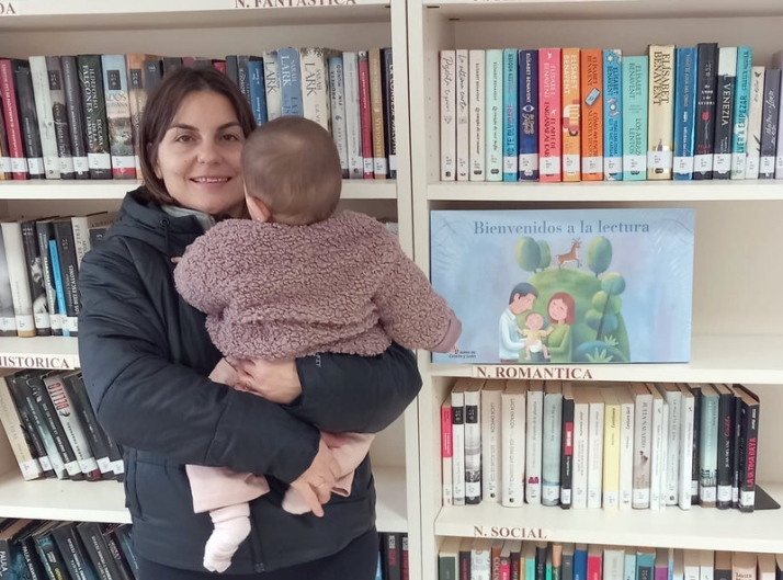 Un carn&eacute; y un libro bajo el brazo para los 44 nuevos reci&eacute;n nacidos de Alba de Tormes | Imagen 1