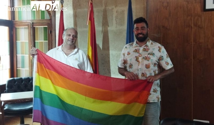 La bandera LGTBI luce en el balc&oacute;n del Ayuntamiento de Alba de Tormes | Imagen 1