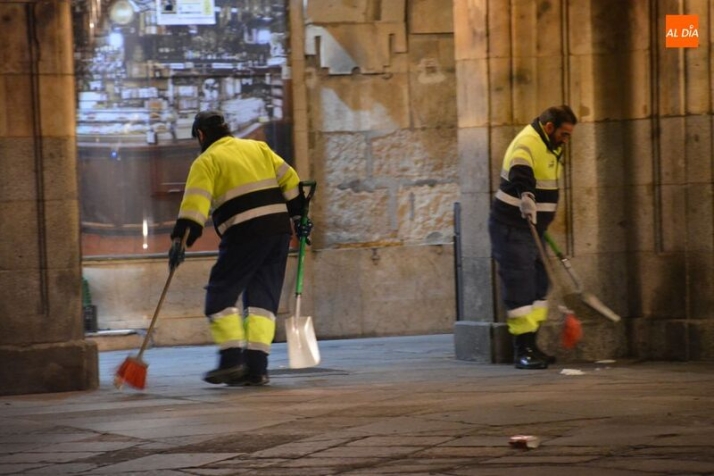 Dos trabajadores del servicio de limpieza urbana en una foto de archivo