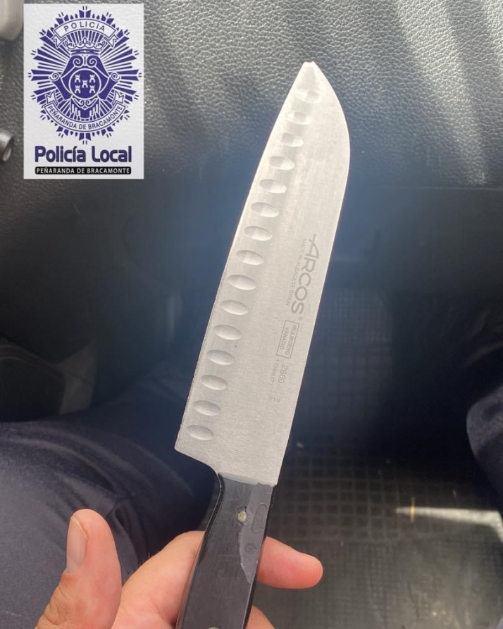 La Polic A Local Intercepta A Un Var N Que Portaba Un Cuchillo De