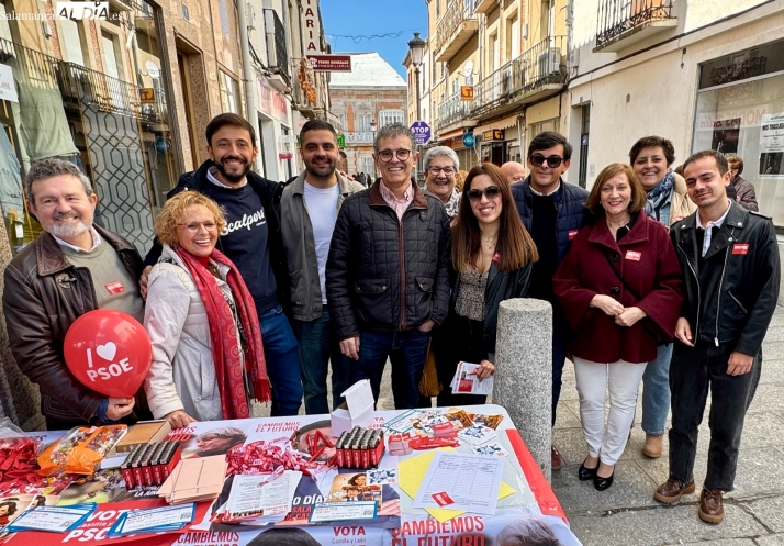Los partidos intensifican la campa&ntilde;a electoral en el &uacute;ltimo mercadillo antes de las urnas | Imagen 1