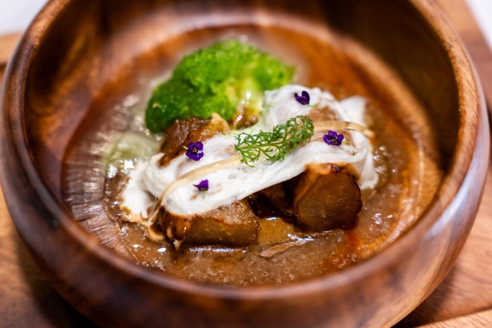 La innovaci&oacute;n de Alex Marcos y Los &Aacute;lamos en &ldquo;Unto 1906&rdquo;: Una propuesta emocional que revaloriza el producto para dejar huella en el concurso nacional Desaf&iacute;o Chef | Imagen 1