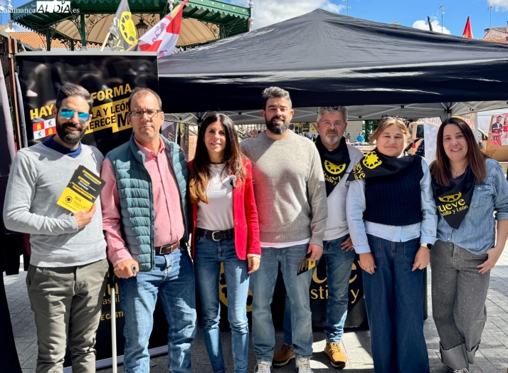 Los partidos intensifican la campa&ntilde;a electoral en el &uacute;ltimo mercadillo antes de las urnas | Imagen 3