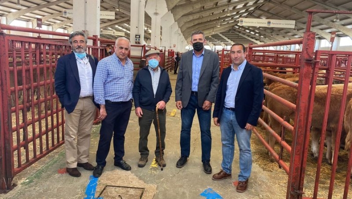 En su visita al mercado de ganado, Eloy Ruiz estuvo acompañado por los diputados de ferias y Agricultura, Jesús María Ortiz y Julián Barrera, además del jefe del Servivio Territorial de Agricultura, Javier García Presa 