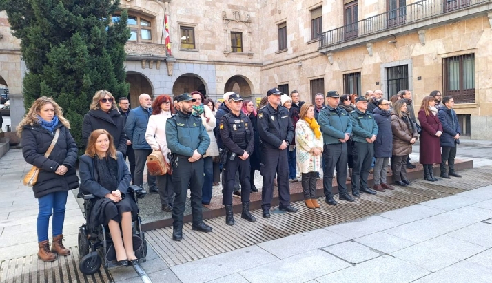 Minutos de silencio en Salamanca en memoria de los fallecidos en la cat&aacute;strofe ferroviaria de C&oacute;rdoba | Imagen 1