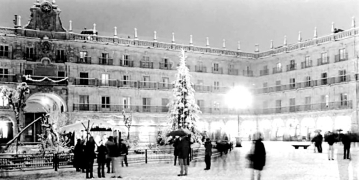 Foto 2 - El árbol de Navidad que adornó la Plaza Mayor en los años sesenta