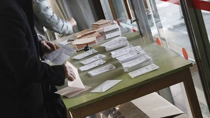Imagen de archivo de papeletas en una mesa electoral