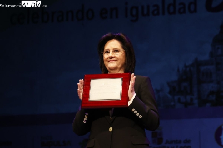 FOTOS | Emotiva gala de reconocimiento a tres mujeres referentes en Salamanca  | Imagen 2