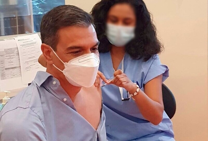 Pedro Sánchez recibe la tercera dosis de la vacuna contra la COVID-19 