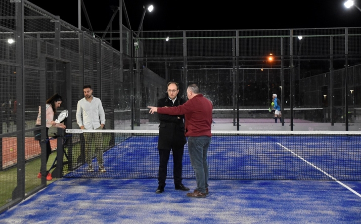 Sustituida la superficie de juego de una de las pistas de p&aacute;del del Valle de San Mart&iacute;n | Imagen 1