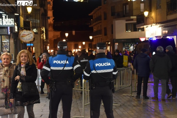 FOTOS Y V&Iacute;DEO de la explosi&oacute;n de j&uacute;bilo en la Plaza Mayor de Salamanca para recibir el nuevo a&ntilde;o universitario | Imagen 1