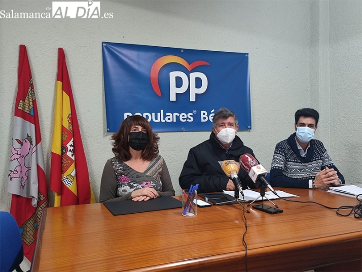 Alejo Riñones (centro) durante la rueda de prensa | Foto: David Sánchez 