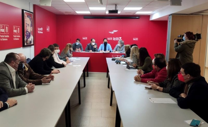 La secretaria de Organización del PSOECyL, Ana Sánchez (centro), en la reunión con la ejecutiva provincial del PSOE de Salamanca. Foto EP
